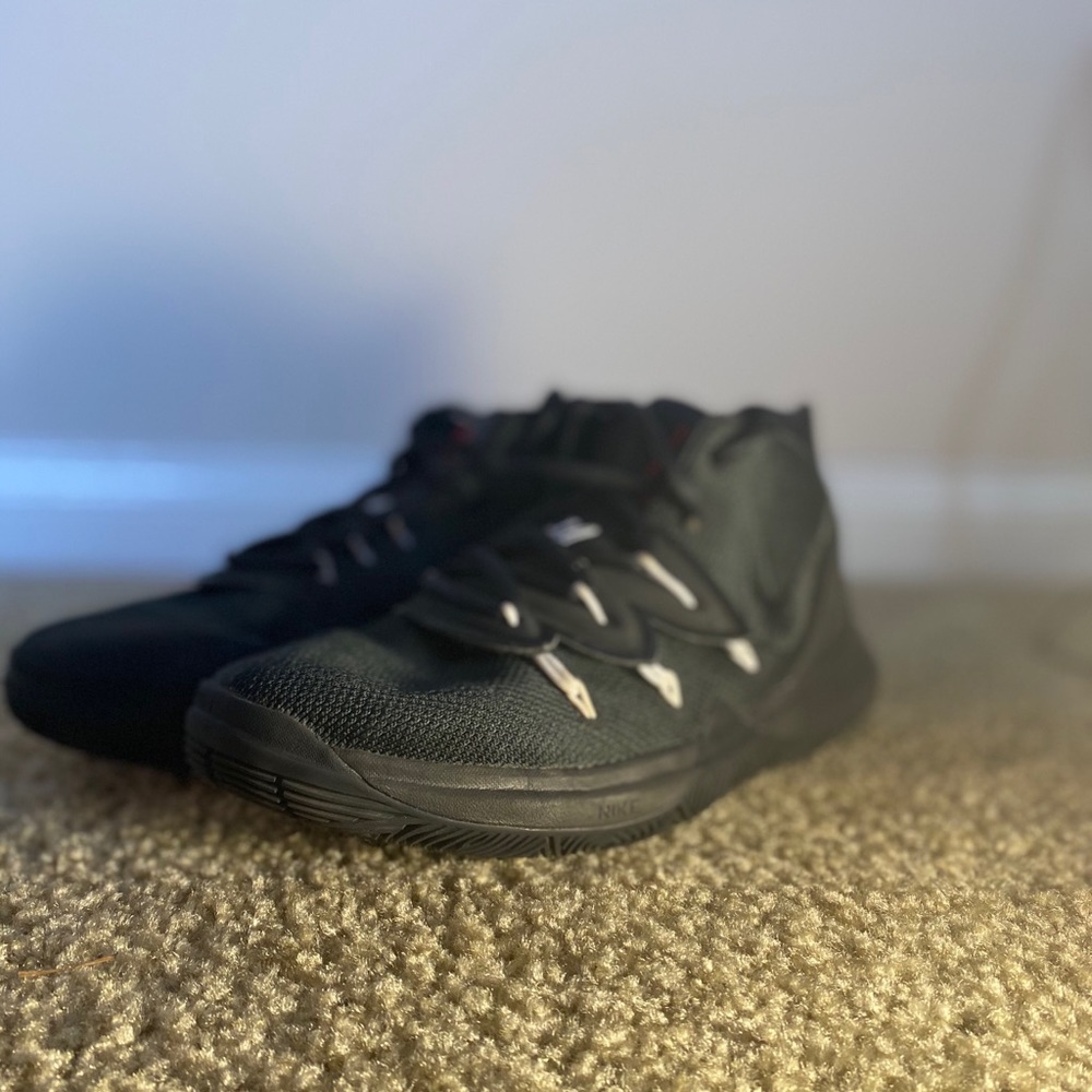 Boys Kyrie basketball shoes size 6Y